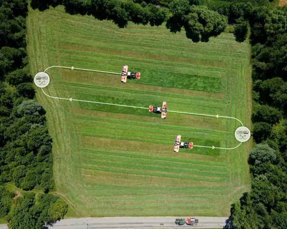 Grâce à la dépose automatisée des andains, le fourrage est toujours déposé correctement