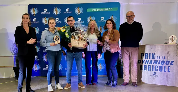 Manche, remise du prix de la Dynamique Agricole, par BPGO. De g. à d. : Claire Osmond, conseillère