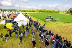 Démonstration de récoltes au Salon de l'herbe et des fourrages.