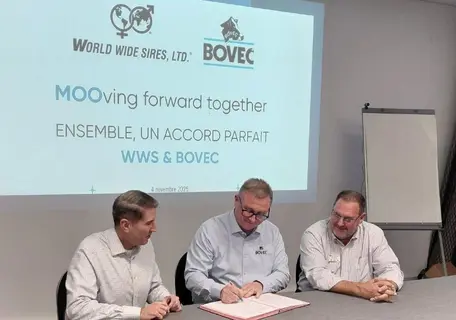 Signature le 4 novembre 2025 dans le cadre du séminaire Bovec à Tours par (de gauche à droite) : Jim LOW, Chief Operating Officer d'ABS Global, Mic