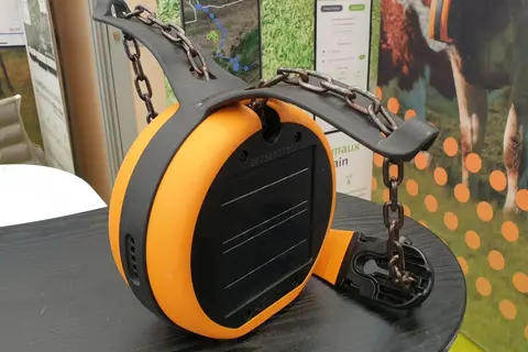 Clôture virtuelle constituée d'un collier GPS alimenté par énergie solaire, porté par chaque animal.